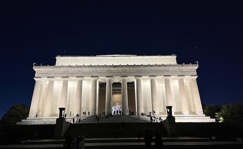 ライトアップされたリンカーン記念堂